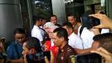 Berompi Tahanan Kejaksaan, Ratna Sarumpet Dibawa ke Rutan Polda Metro Jaya