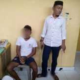Pelajar SMA Ini Berurusan dengan Polisi Usai Hina Orang Muslim yang Salat Beralaskan Koran dan Daun 