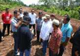 Tak Ingin Kisah Buruk Terulang, Bupati Kep Meranti Tinjau Langsung Pengerjaan Jalan Lukun-Seitohor