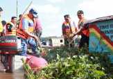Firdaus Turun Langsung Bersihkan Sampah di Sungai Siak