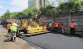 Alat Berat Disiagakan, Kontraktor Diminta Pungut Sisa Material Jalan