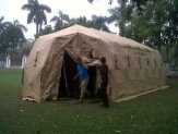 Halaman Kantor Walikota Didirikan Tenda Isolasi Asap.