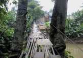 Lantai Jembatan Gantung Sawah Mulai Bahayakan Nyawa Warga
