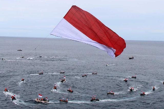 Aksi Pengibaran Bendera Raksasa di Kilometer Nol Indonesia