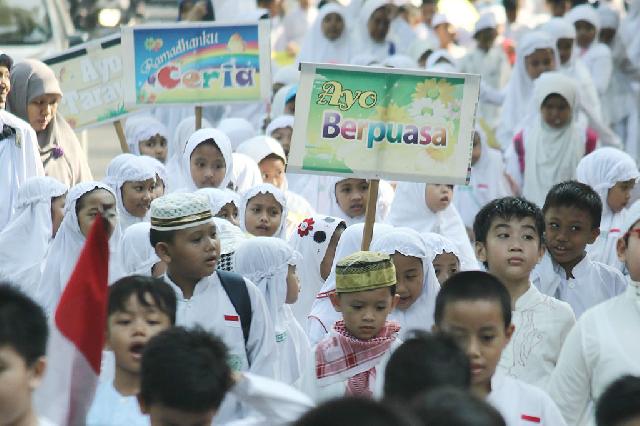 Sambut Ramadan, Ratusan Siswa SD di Surabaya Adakan Pawai