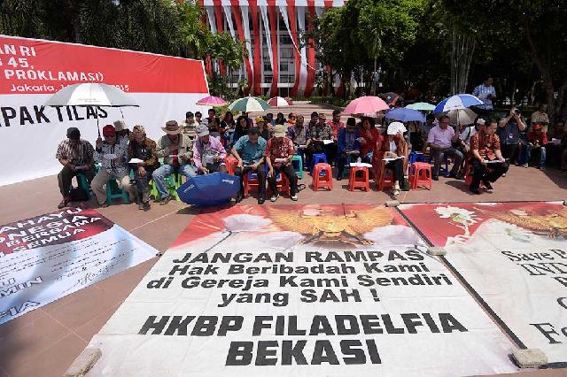 Puluhan Jemaat GKI Yasmin Gelar Kebaktian di Tugu Proklamasi 