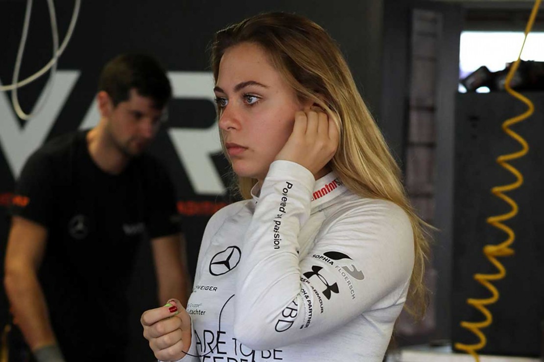 Pembalap F3 Sophia Floersch Sukses Jalani Operasi