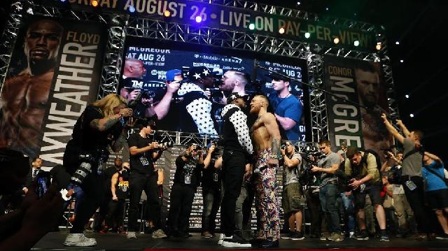 FOTO: Aksi Buang Uang Mayweather ke Wajah McGregor 