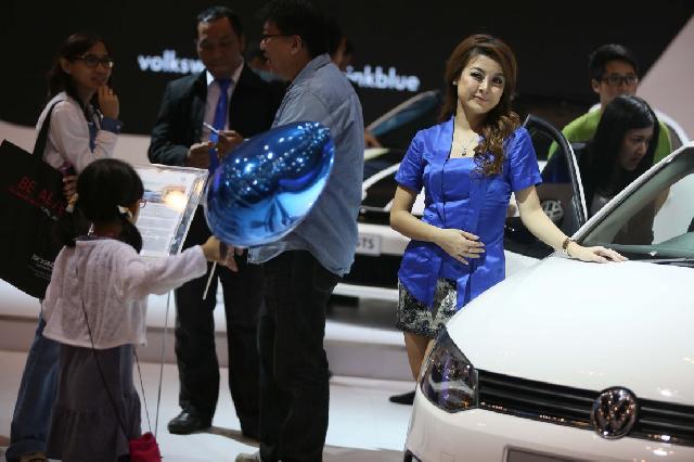 Cantiknya SPG Berkebaya Mini di GIIAS 2015