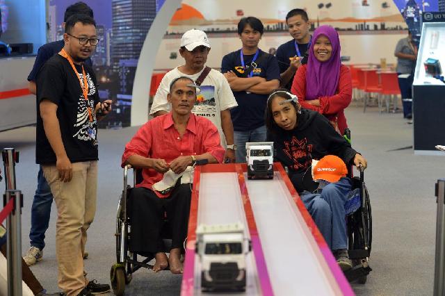 Kaum Difabel 'Balapan' Truk di GIIAS 2015 