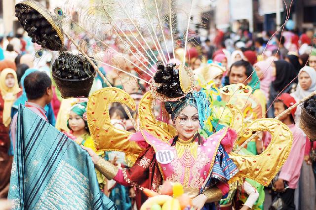 Karnaval Songket Internasional di Sumbar Pecahkan Rekor MURI 