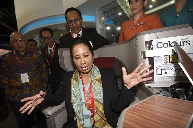 Menteri BUMN Kunjungi Stan Garuda Indonesia