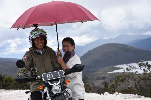 Jokowi Jajal Jalan Trans Papua Pakai Motor Trail