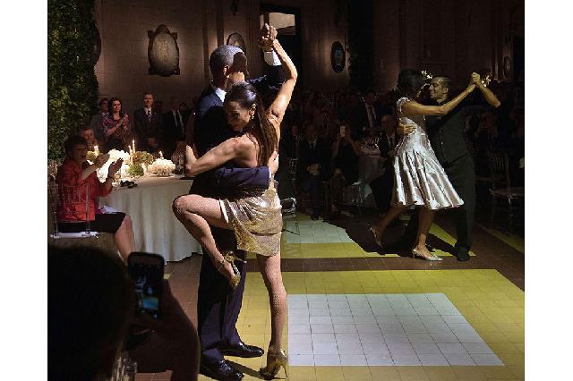 Obama Ternyata Piawai Menari Tango 