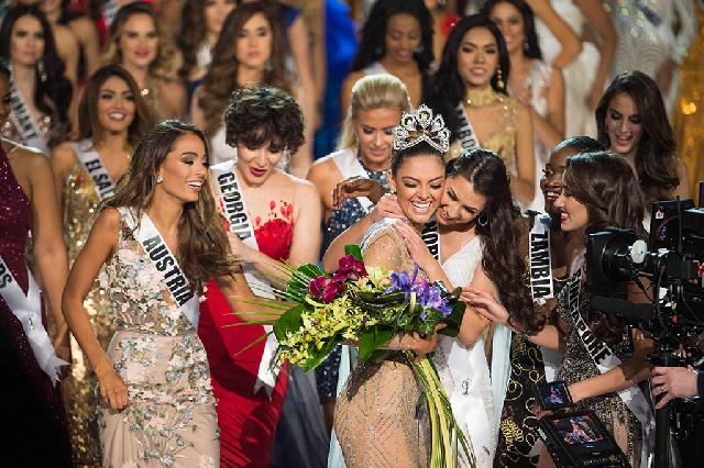 Demi-Leigh Nel-Peters Raih Gelar Miss Universe 2017 