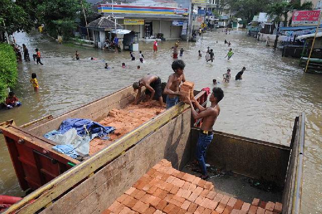Permukiman Warga Taman Duta Depok Terendam Banjir Setinggi 60 Cm 