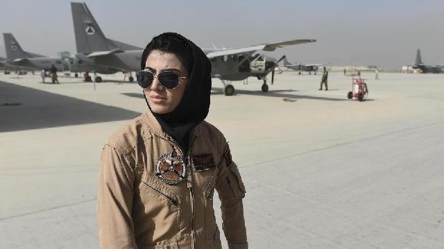 Sosok Pilot Perempuan Pertama Afghanistan Pasca-Taliban