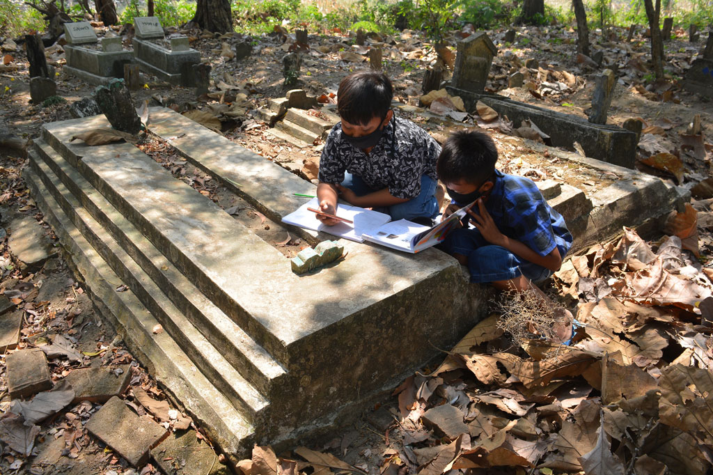 Susahnya Sinyal, Pelajar di Jombang Belajar di Makam