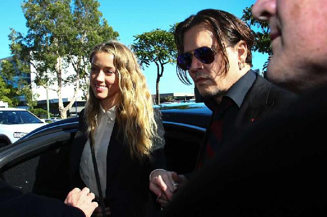 Istri Johnny Depp Mengaku Bersalah Palsukan Dokumen Anjing 