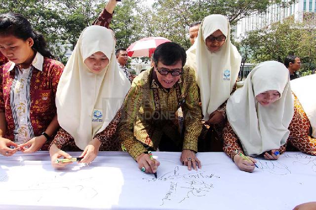 Aksi Menkumham Bersama Siswa SMA Tandatangani Gerakan Sadar Hukum