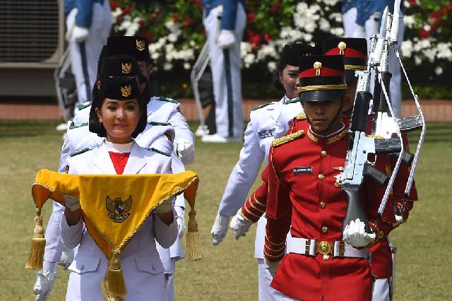 Maria Felicia Gunawan Jadi Pembawa Baki Bendera Pusaka