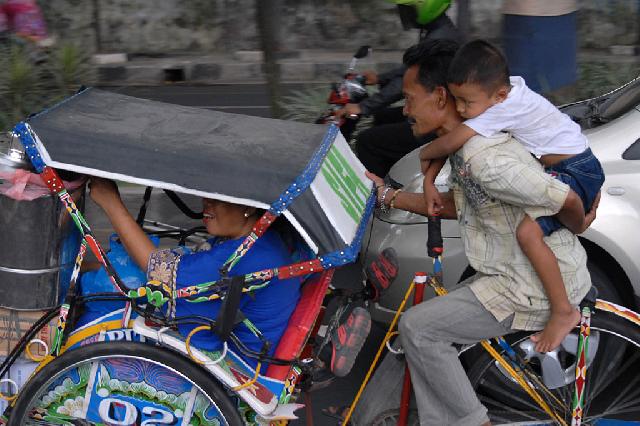 Pria Ini Kayuh Becak Sambil Gendong Anaknya