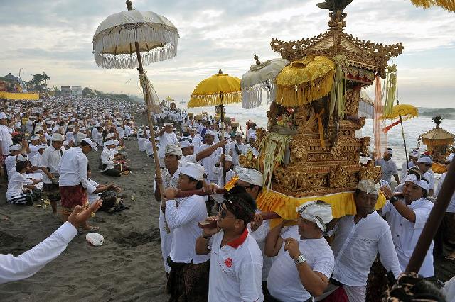 Ribuan Umat Hindu di Bali Gelar Upacara Melasti