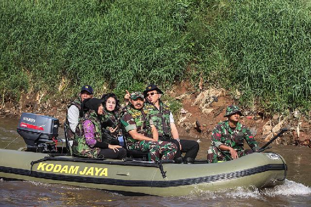 Ahok Inspeksi Normalisasi Sungai Ciliwung 
