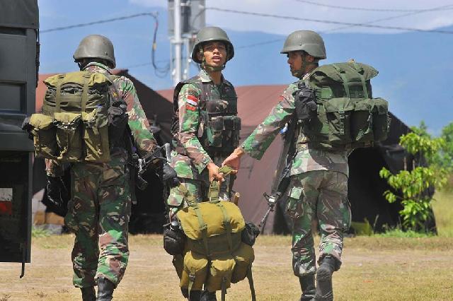 Prajurit TNI Lakukan Penyisiran Anggota Kelompok Teroris Santoso