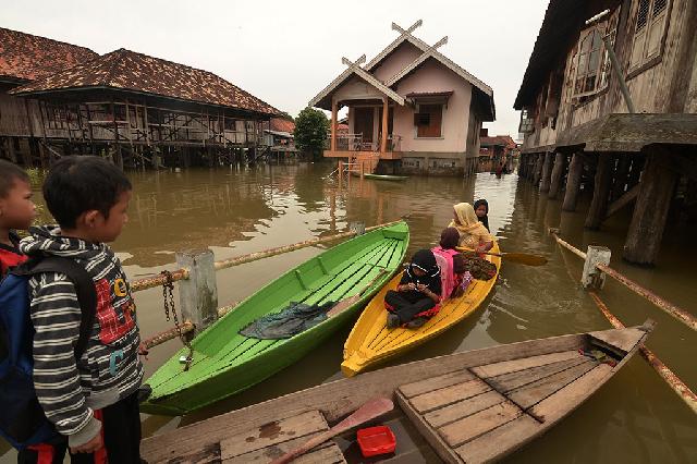 Sungai Batang Hari Meluap, Warga Gunakan Perahu untuk Beraktivitas