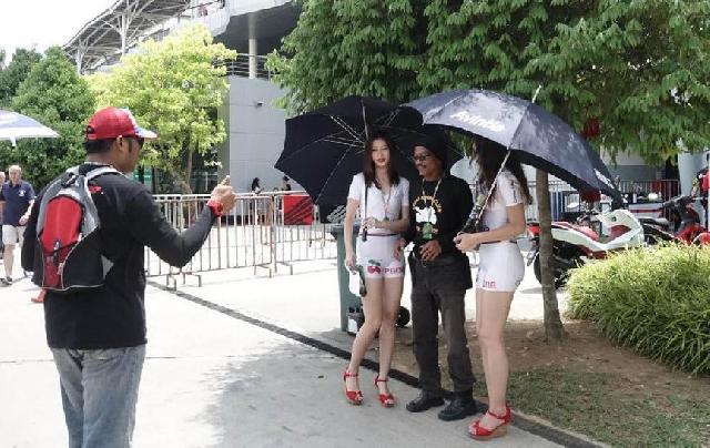 Parade Gadis Payung di MotoGP Malaysia yang Digilai Pria 