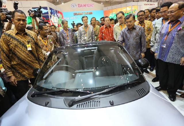 Wapres JK Kagumi Teknologi Mobil dalam GIIAS 2015