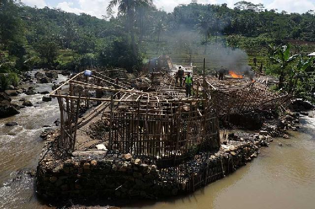 Petugas Tutup Tambang Emas Ilegal di Ajibarang