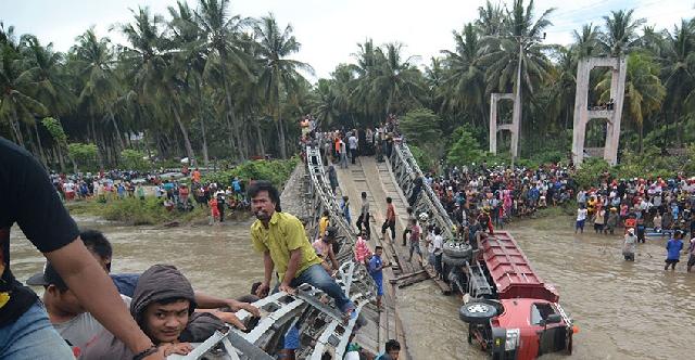 Jembatan Roboh, 2 Truk Tercebur ke Sungai 