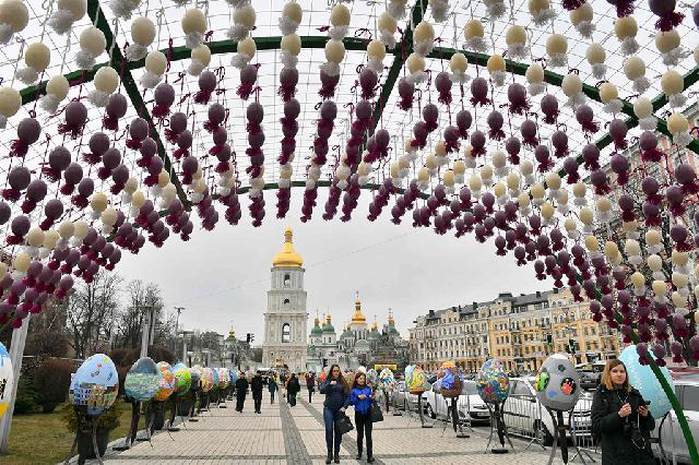 Warna-warni Telur dan Kelinci Raksasa Ramaikan Paskah di Ukraina 