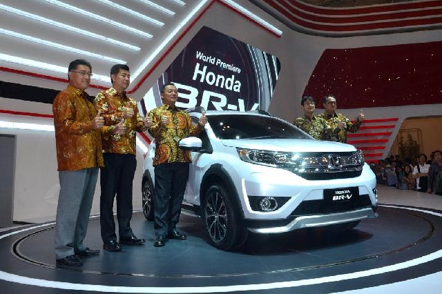 Parade Mobil Terbaru dalam GIIAS 2015