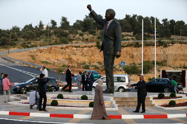 Patung Nelson Mandela Setinggi Enam Meter Diresmikan di Palestina