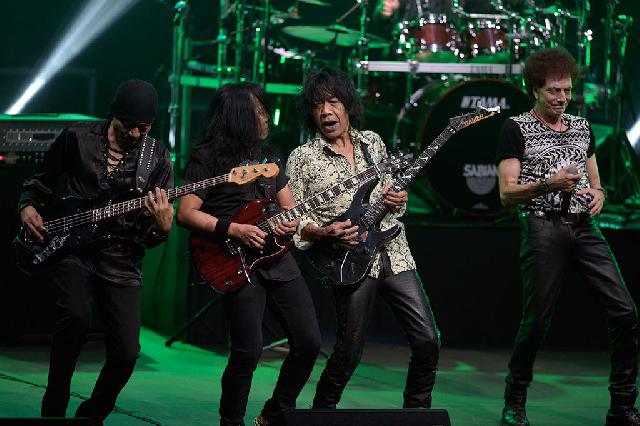 God Bless Bawakan 20 Lagu Legendaris di Panggung Sandiwara