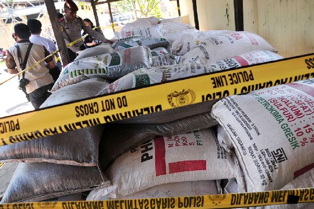 Belasan Ton Pupuk Ditimbun, Ibu Rumah Tangga Diamankan Polisi